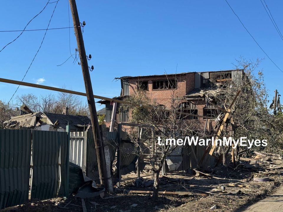 Еще кадры последствий прилета 4 ракет РСЗО «HIMARS» в частный жилой дом в городе Ясиноватая Еще кадры последствий прилета 4 ракет РСЗО «HIMARS» в частный жилой дом в городе Ясиноватая