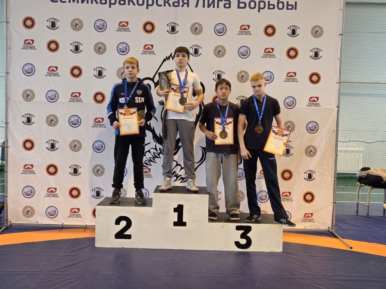 Енакиевские спортсмены на турнире по вольной борьбе