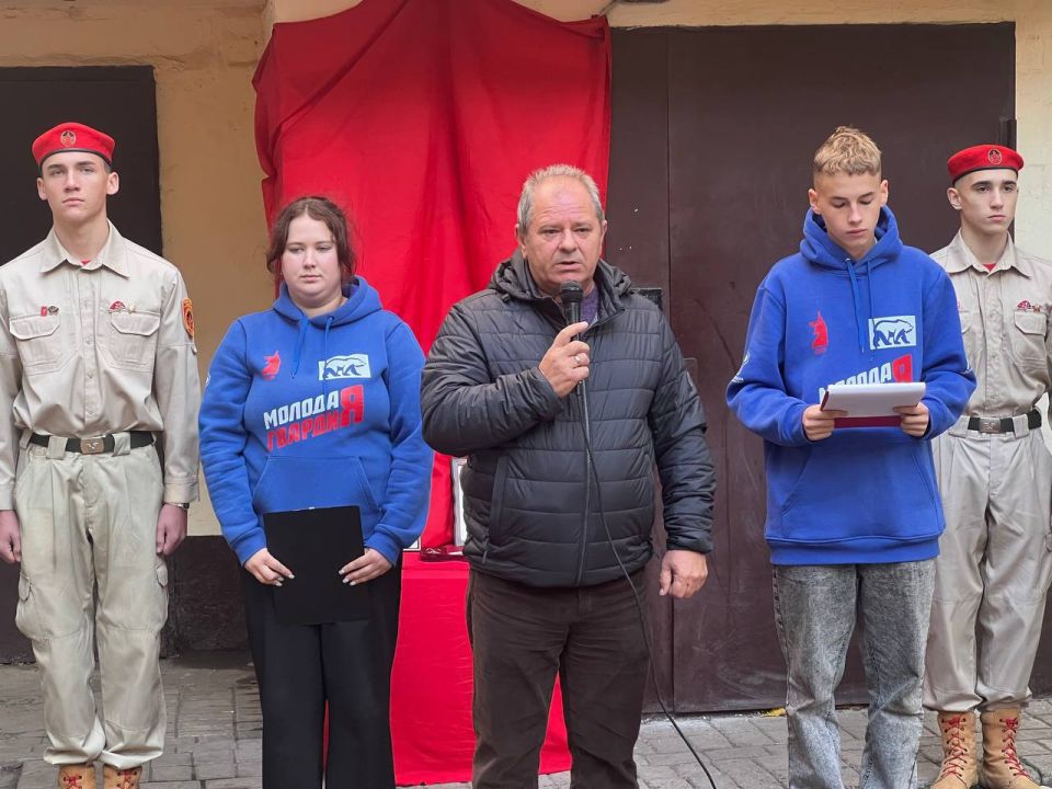 В Кировском на доме погибшего защитника Родины установили Звезду Героя В Кировском на доме погибшего защитника Родины установили Звезду Героя