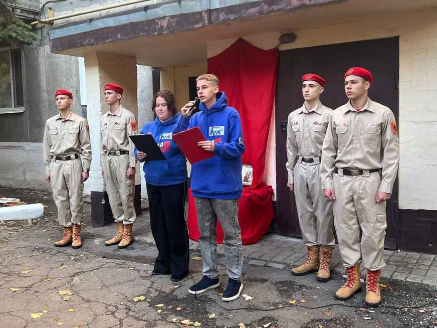 В Кировском на доме погибшего защитника Родины установили Звезду Героя В Кировском на доме погибшего защитника Родины установили Звезду Героя