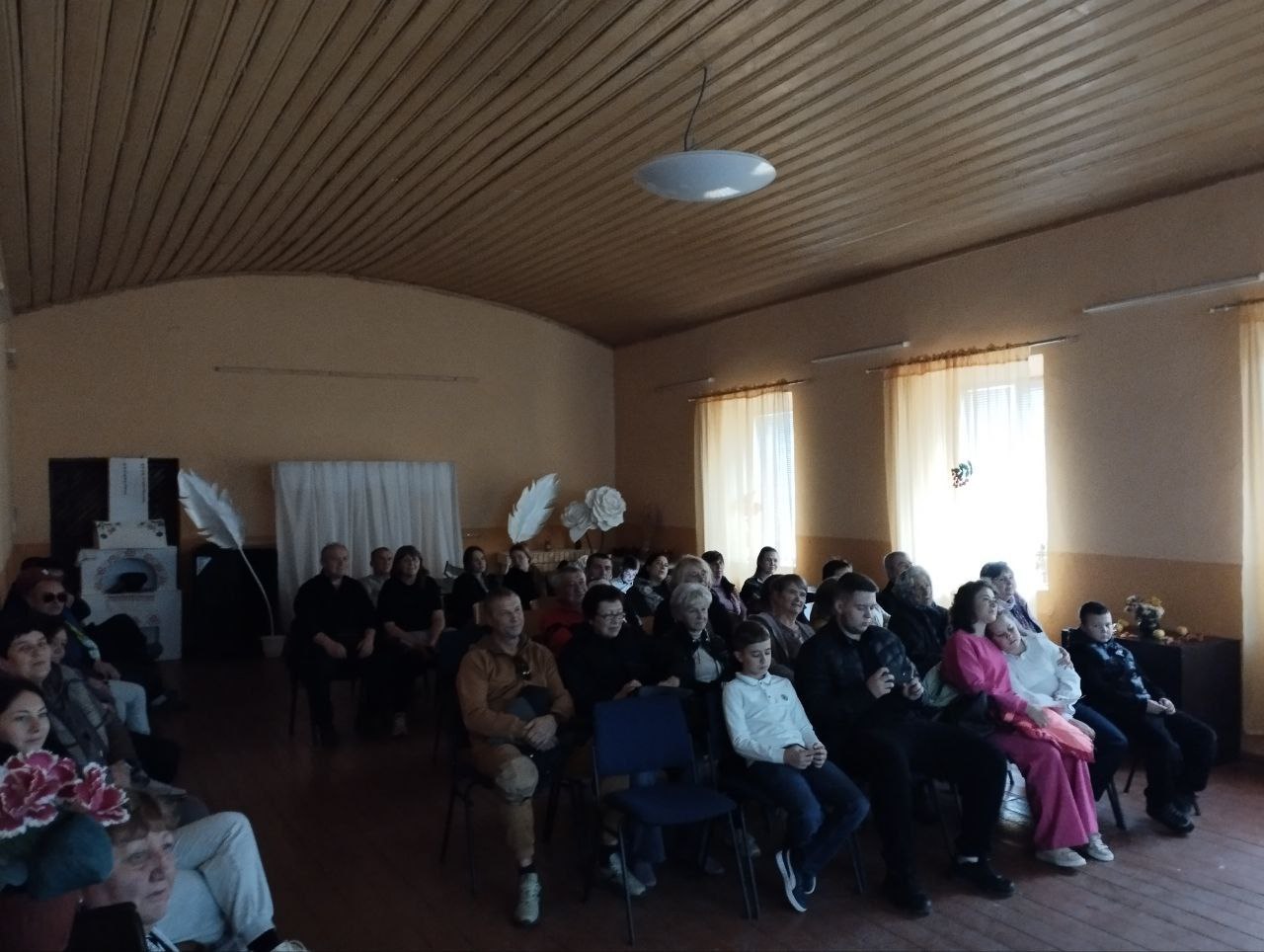 Золотое время. Осенний вечер в Белосарайском сельском клубе наполнился музыкой и теплом человеческого общения Золотое время. Осенний вечер в Белосарайском сельском клубе наполнился музыкой и теплом человеческого общения