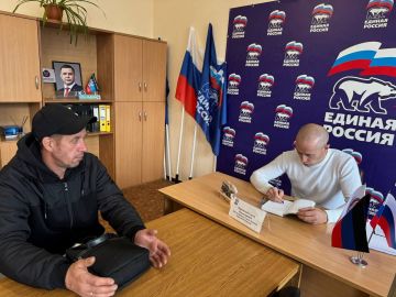 Заместитель председателя #Комитет_по_физической_культуре_спорту_и_туризму Сергей Парчевский провёл приём граждан по личным вопросам в общественной приёмной Всероссийской политической партии «Единая Россия» в Дебальцево