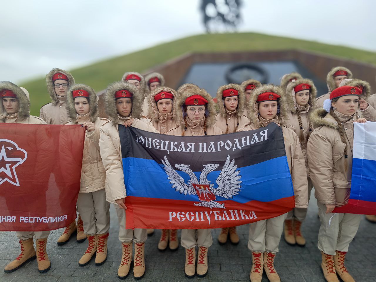 Гордость и патриотизм переполняют сердца юнармейцев Волновахского района! Они отправились в знаменательное путешествие по городам-героям нашей большой страны, чтобы пронести Знамя Донецкой Народной Республики Гордость и патриотизм переполняют сердца юнармейцев Волновахского района! Они отправились в знаменательное путешествие по городам-героям нашей большой страны, чтобы пронести Знамя Донецкой Народной Республики