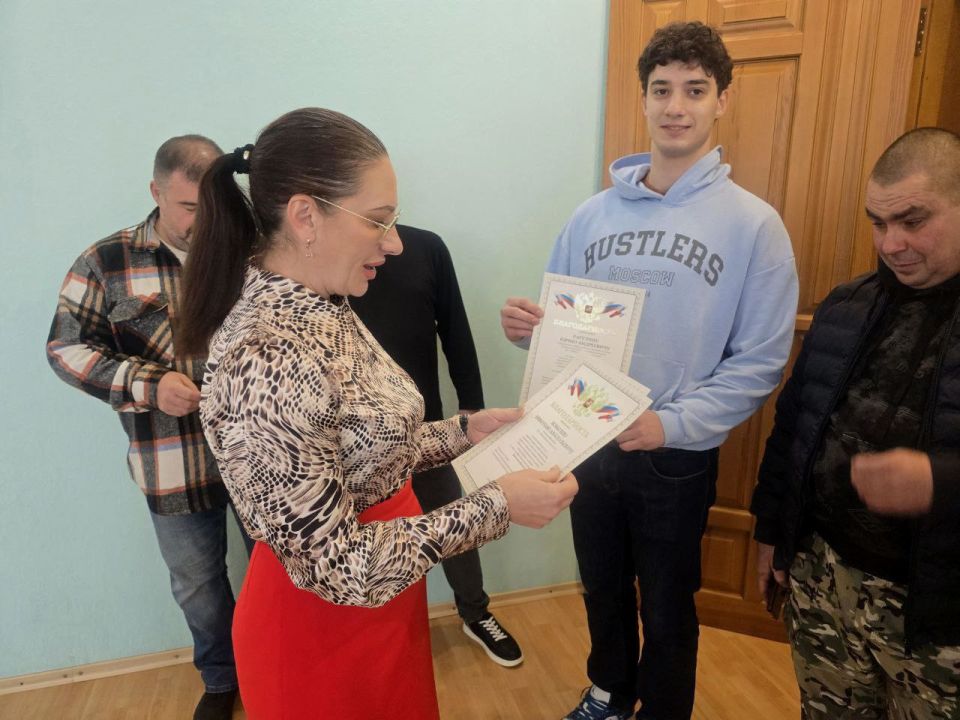 Вручение благодарностей в Управе Ленинского внутригородского района Администрации г. о. Донецк Вручение благодарностей в Управе Ленинского внутригородского района Администрации г. о. Донецк