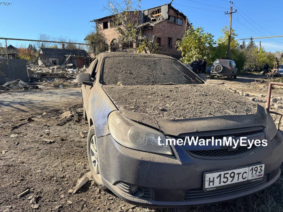 Еще кадры последствий прилета 4 ракет РСЗО «HIMARS» в частный жилой дом в городе Ясиноватая Еще кадры последствий прилета 4 ракет РСЗО «HIMARS» в частный жилой дом в городе Ясиноватая