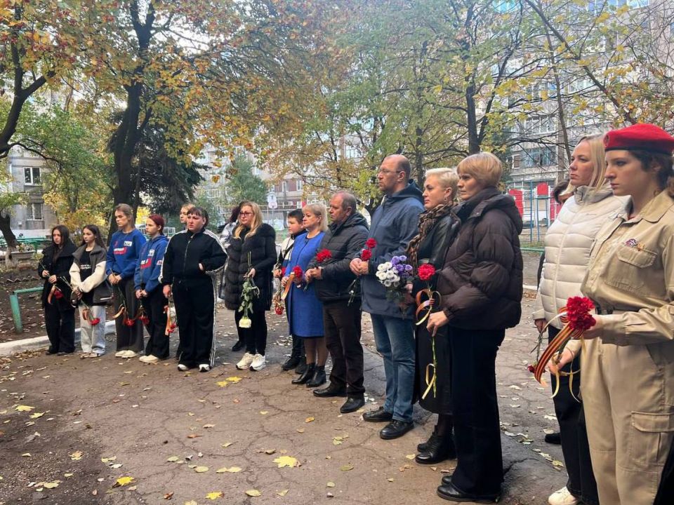 В Кировском на доме погибшего защитника Родины установили Звезду Героя В Кировском на доме погибшего защитника Родины установили Звезду Героя