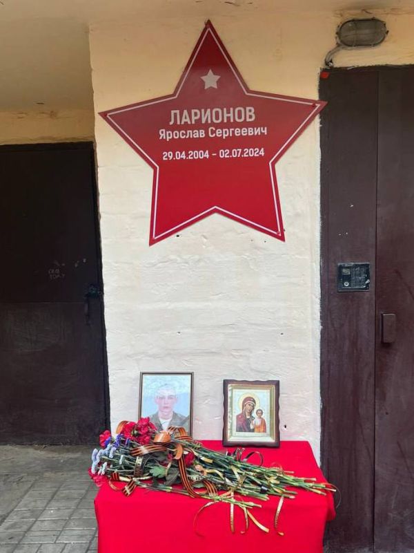 В Кировском на доме погибшего защитника Родины установили Звезду Героя В Кировском на доме погибшего защитника Родины установили Звезду Героя