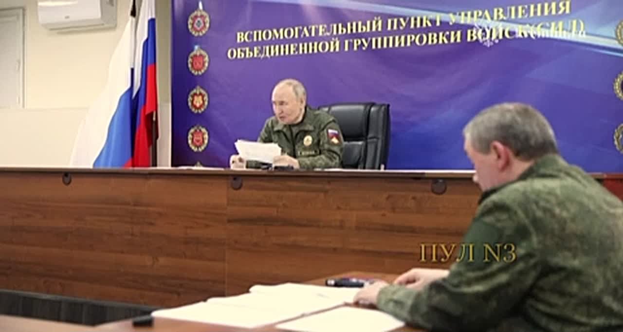 В ходе совещания с начальником Генерального штаба Валерием Герасимовым и другими представителями высшего военного командования Президент России Владимир Путин подчеркнул важность гуманного обращения с военнослужащими ВСУ...