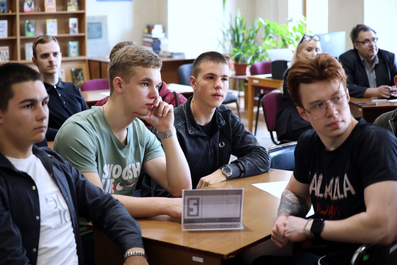 Комплексное мероприятие «Легенды советского автопрома» в Донецкой библиотеке имени Н.К. Крупской Комплексное мероприятие «Легенды советского автопрома» в Донецкой библиотеке имени Н.К. Крупской