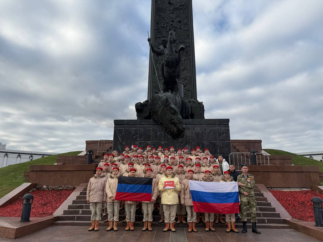 Гордость и патриотизм переполняют сердца юнармейцев Волновахского района! Они отправились в знаменательное путешествие по городам-героям нашей большой страны, чтобы пронести Знамя Донецкой Народной Республики