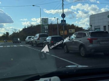 На Смолянке все стабильно: очередь на АЗС до перекрестка, цены стремятся в Космос