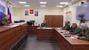 Президент России Владимир Путин посетил один из пунктов управления Объединённой группировки войск и провёл совещание с начальником Генштаба Валерием Герасимовым и командующими группировками, задействованными в СВО