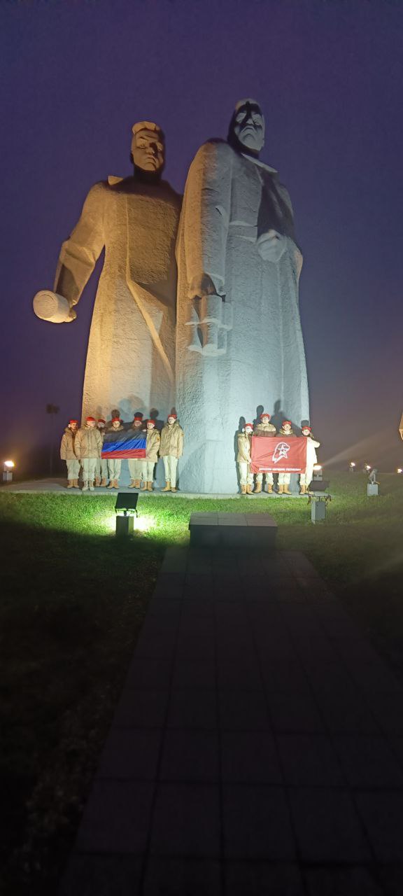Гордость и патриотизм переполняют сердца юнармейцев Волновахского района! Они отправились в знаменательное путешествие по городам-героям нашей большой страны, чтобы пронести Знамя Донецкой Народной Республики Гордость и патриотизм переполняют сердца юнармейцев Волновахского района! Они отправились в знаменательное путешествие по городам-героям нашей большой страны, чтобы пронести Знамя Донецкой Народной Республики