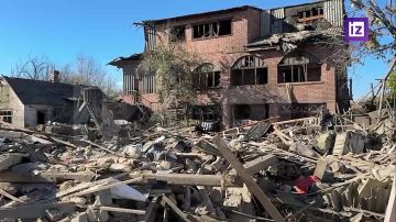 Кадры последствий ночного обстрела со стороны киевского режима по Ясиноватой в ДНР показал корреспондент "Известий" Евгений Быковский