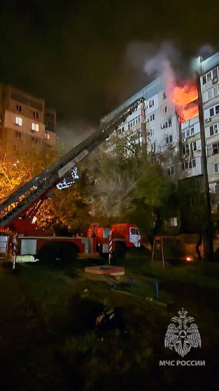 Сотрудники МЧС России ликвидировали пожар из-за атаки БПЛА в Донецке Сотрудники МЧС России ликвидировали пожар из-за атаки БПЛА в Донецке