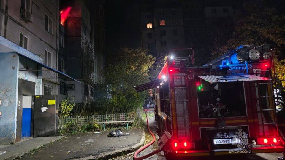 Сотрудники МЧС России ликвидировали пожар из-за атаки БПЛА в Донецке Сотрудники МЧС России ликвидировали пожар из-за атаки БПЛА в Донецке