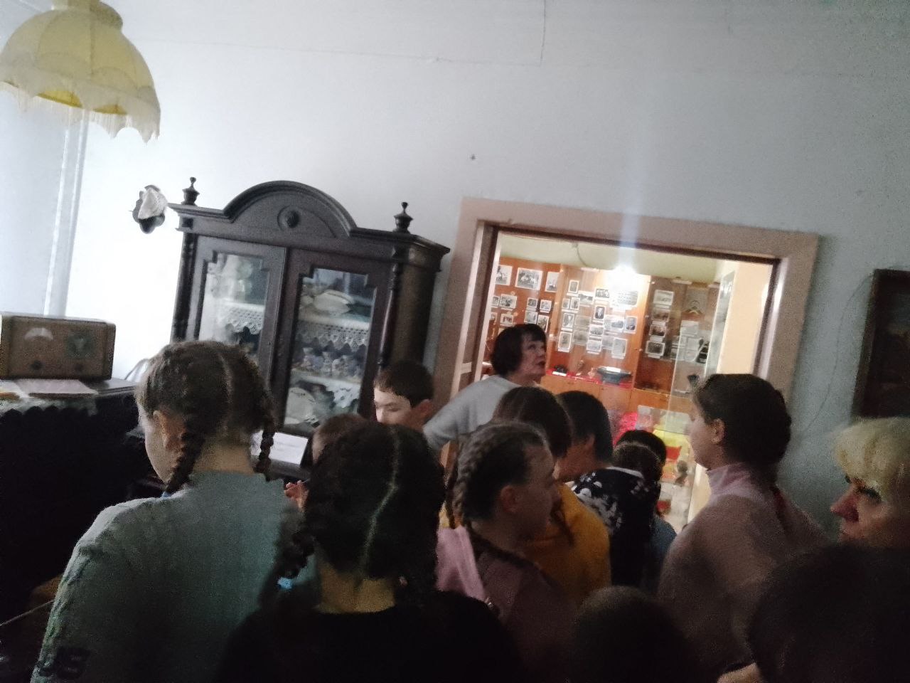 27 октября в МБУ «Музей истории города Харцызска» для воспитанников социально-реабилитационного центра для несовершеннолетнего города Харцызска была проведена экскурсия «Музейные предметы расскажут о многом» 27 октября в МБУ «Музей истории города Харцызска» для воспитанников социально-реабилитационного центра для несовершеннолетнего города Харцызска была проведена экскурсия «Музейные предметы расскажут о многом»