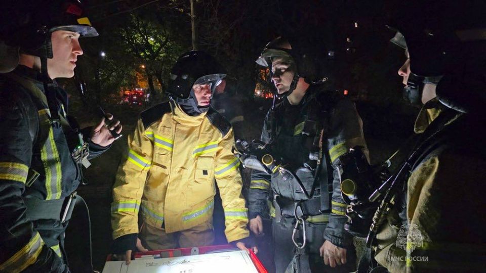 Сотрудники МЧС России ликвидировали пожар из-за атаки БПЛА в Донецке Сотрудники МЧС России ликвидировали пожар из-за атаки БПЛА в Донецке