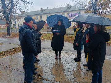 Сегодня, 27 октября 2025 года, по поручению Главы Республики Дениса Пушилина, активист района Ирина Покрасова провела встречу с жителями по адресу: ул. Королевой, 37