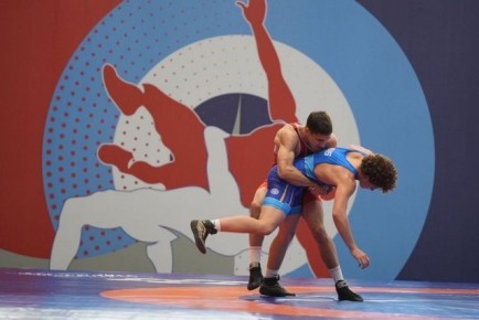 Евгений Ширшов: На выходных сборная Донецкой Народной Республики по греко-римской борьбе успешно выступила сразу на двух крупных всероссийских турнирах, проходивших в разных концах страны, и вернулась домой с шестью медалями!