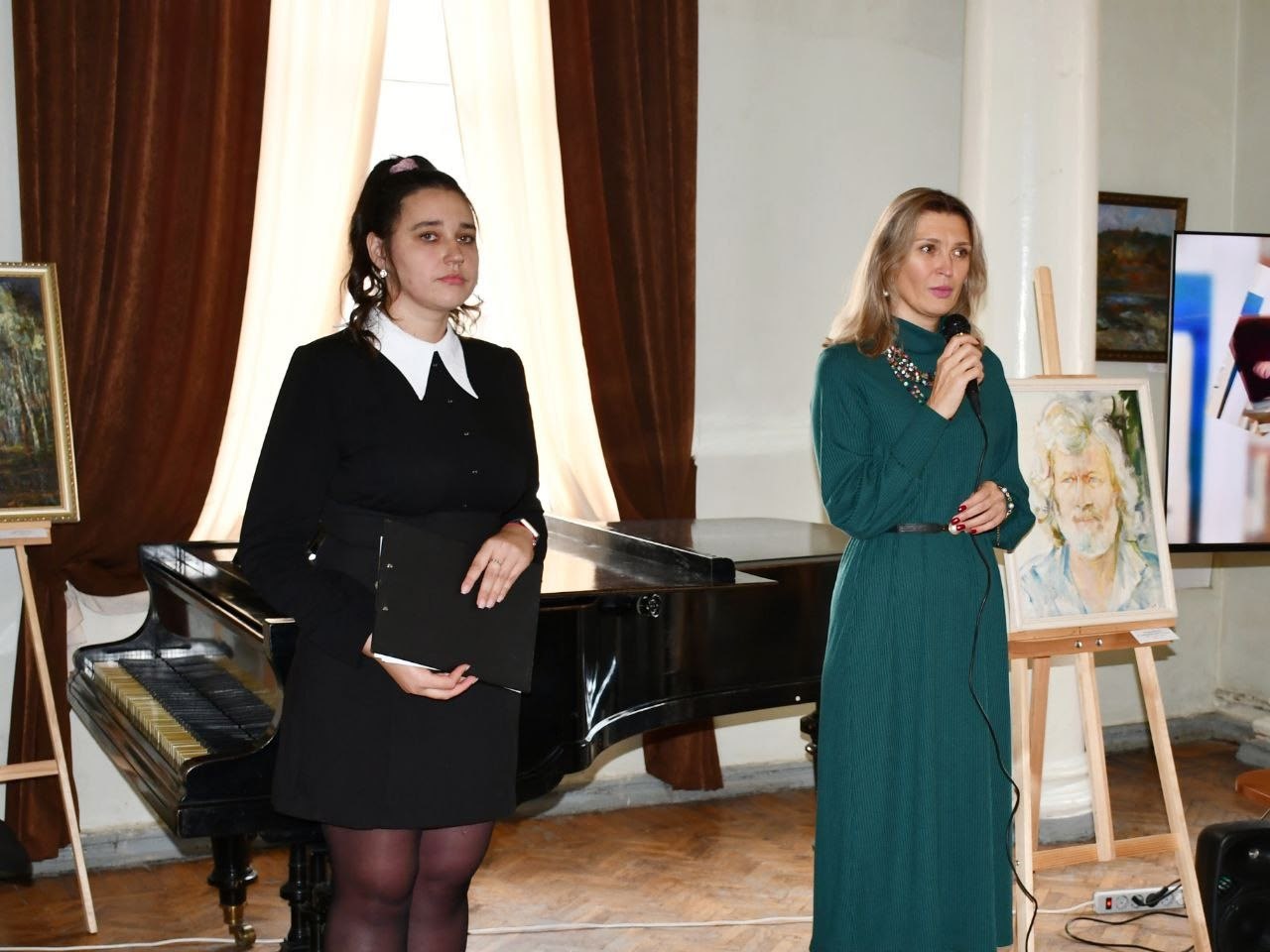 «Краску в краску, чувства в чувства»: В Донецке открылась выставка памяти Григория Тышкевича