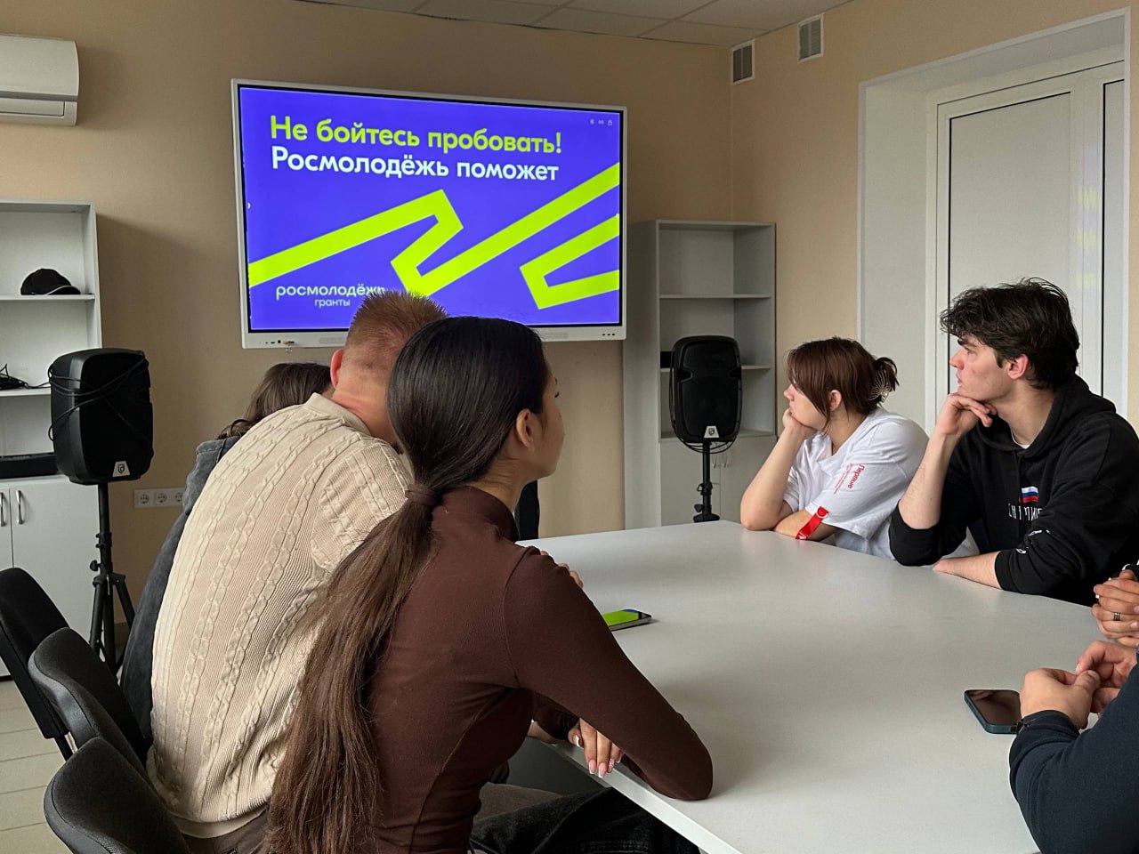 "Росмолодежь.Гранты". В городском округе Иловайск волонтёры центра "Дома Народного Единства" Нижегородской области провели лекцию по грантам Росмолодежи "Росмолодежь.Гранты". В городском округе Иловайск волонтёры центра "Дома Народного Единства" Нижегородской области провели лекцию по грантам Росмолодежи