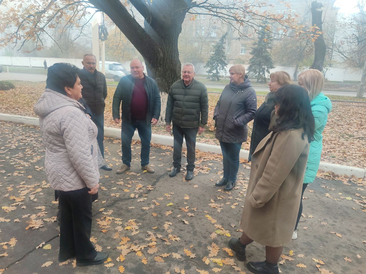 Сегодня, 27 октября, по поручению Главы ДНР Дениса Пушилина, заместитель руководителя Управы Калининского внутригородского района Администрации городского округа Донецк Вячеслав Пахущий совместно с депутатом Донецкого... Сегодня, 27 октября, по поручению Главы ДНР Дениса Пушилина, заместитель руководителя Управы Калининского внутригородского района Администрации городского округа Донецк Вячеслав Пахущий совместно с депутатом Донецкого...