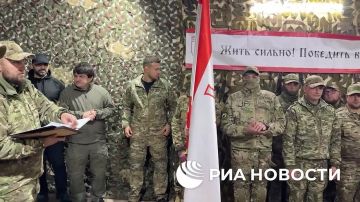 Бойцы батальона имени Максима Кривоноса, состоящего из бывших военнослужащих Украины, воюющих за Россию, получили награды по случаю второй годовщины создания подразделения, передает корреспондент РИА Новости