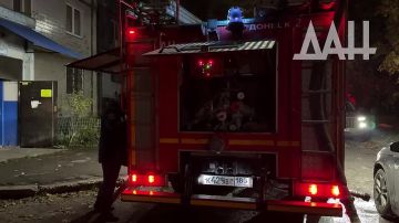 Атака БПЛА ВСУ привела к пожару в жилой многоэтажке Донецка, сообщило Донецкое агентство новостей и опубликовало кадры работы пожарных