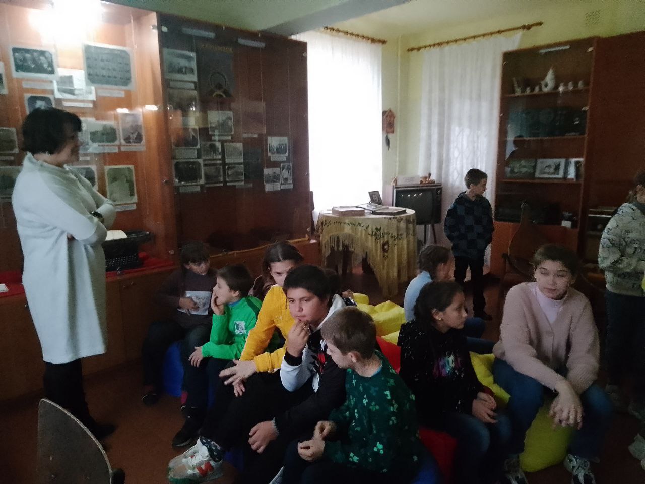 27 октября в МБУ «Музей истории города Харцызска» для воспитанников социально-реабилитационного центра для несовершеннолетнего города Харцызска была проведена экскурсия «Музейные предметы расскажут о многом» 27 октября в МБУ «Музей истории города Харцызска» для воспитанников социально-реабилитационного центра для несовершеннолетнего города Харцызска была проведена экскурсия «Музейные предметы расскажут о многом»