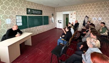 27 октября заместитель главы Администрации городского округа Макеевка Евгений Марченко провел встречу с жителями села Верхняя Крынка по ул. Советская № 1Б