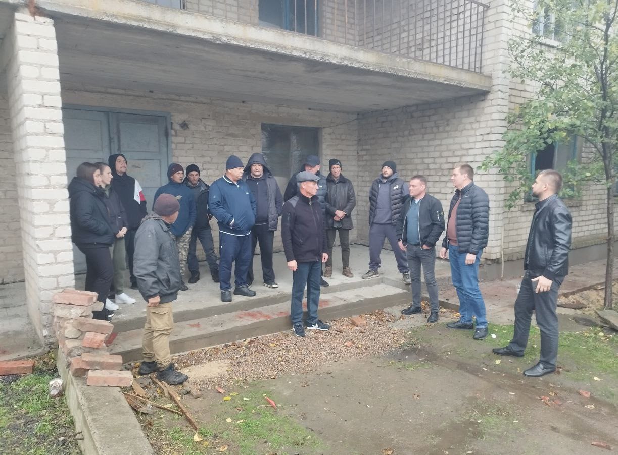 Сегодня в рамках партийного проекта «Единой России» «Управдом» в селе Гранитное состоялась встреча Сергея Титова, координатора проекта, с жителями многоквартирного дома по адресу: улица Кришталя, 42