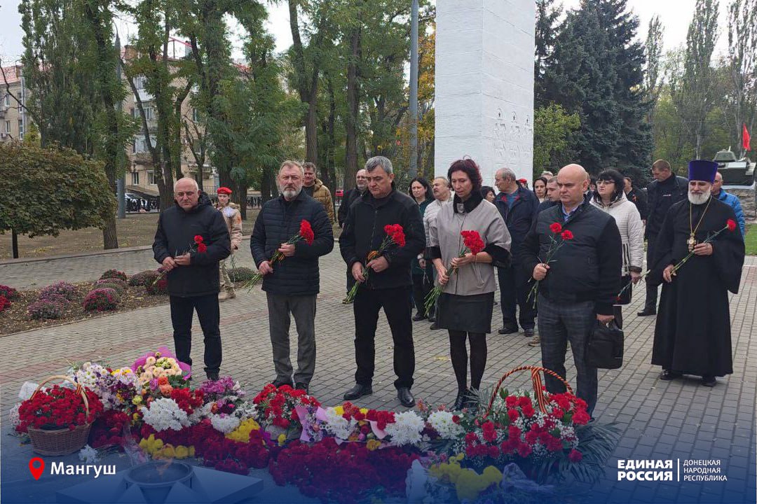 Память жива: мангушские партийцы-единороссы почтили память погибших в Великой Отечественной войне земляков Память жива: мангушские партийцы-единороссы почтили память погибших в Великой Отечественной войне земляков
