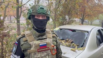 Следователями Следственного комитета России производится фиксация последствий обстрела Ленинского района Донецка со стороны вооруженных формирований Украины