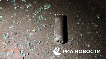Очевидец и житель дома в Донецке, подвергшегося атаке ВСУ с помощью дрона, рассказал РИА Новости о первых минутах после взрыва между этажами