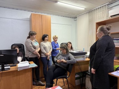 Сегодня состоялась встреча депутата Тельмановского муниципального совета Юлии Налбат с трудовым коллективом Отдела образования Администрации Тельмановского Муниципального округа