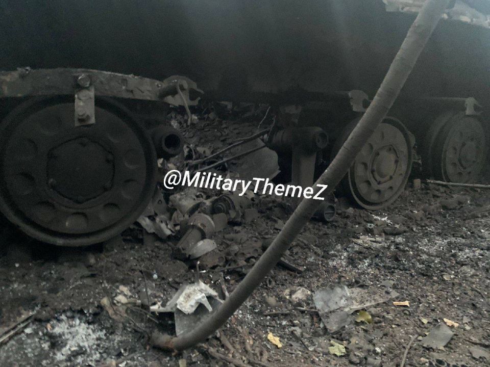 Уничтоженный танк Т-64БВ с мангалом ВСУ на просторах ДНР Уничтоженный танк Т-64БВ с мангалом ВСУ на просторах ДНР
