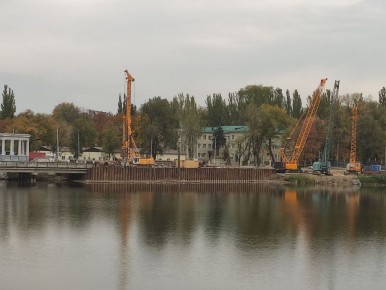 Глава ДНР поручил Минтрансу до 28 ноября провести оценку технического состояния моста в Кировском районе Донецка между улицами Памирской и Орской в связи с его аварийным состоянием