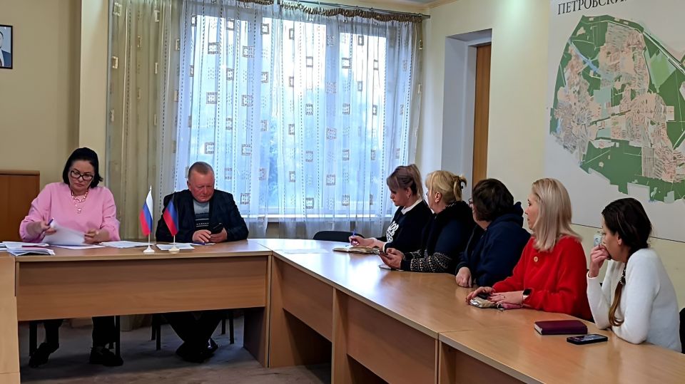 Наталья Бегуненко: Сегодня, 27 октября, заместитель руководителя Управы Петровского внутригородского района Администрации городского округа Донецк Сергей Чуб провел рабочее совещание, в котором приняли участие управляющий... Наталья Бегуненко: Сегодня, 27 октября, заместитель руководителя Управы Петровского внутригородского района Администрации городского округа Донецк Сергей Чуб провел рабочее совещание, в котором приняли участие управляющий...