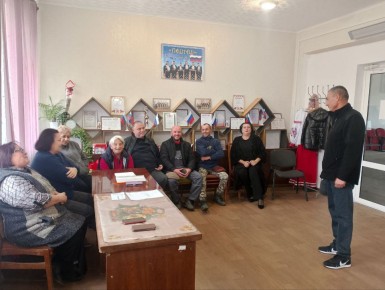 Сегодня, начальник Гранитненского территориального отдела Администрации Тельмановского м. о. провел встречу с коллективом сельского Дома культуры в селе Гранитное, где