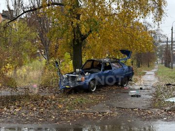 Разбитая в труху «Славута» стоит в районе Топаза в Донецке