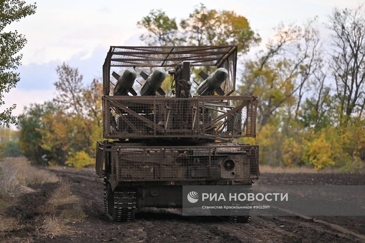 Пуско-заряжающая установка 9А316 из состава ЗРК 9К317 «Бук-М2» группировки войск «Центр» на Покровском (Красноармейском) направлении Пуско-заряжающая установка 9А316 из состава ЗРК 9К317 «Бук-М2» группировки войск «Центр» на Покровском (Красноармейском) направлении