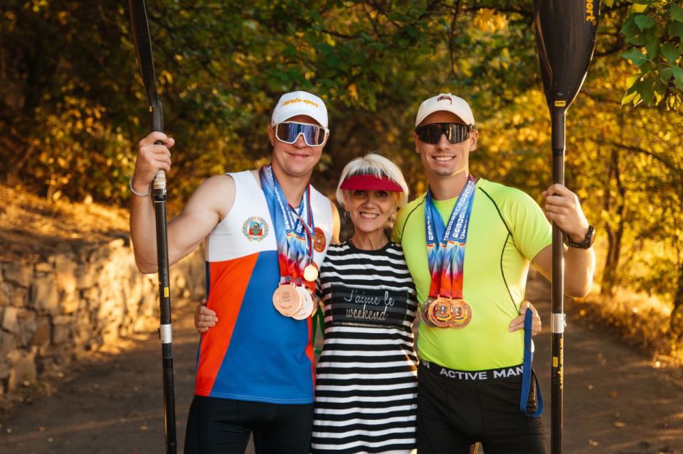 Живая вода Зугрэса: как хрупкие лодки и сильные духом люди спасают город от забвения Живая вода Зугрэса: как хрупкие лодки и сильные духом люди спасают город от забвения