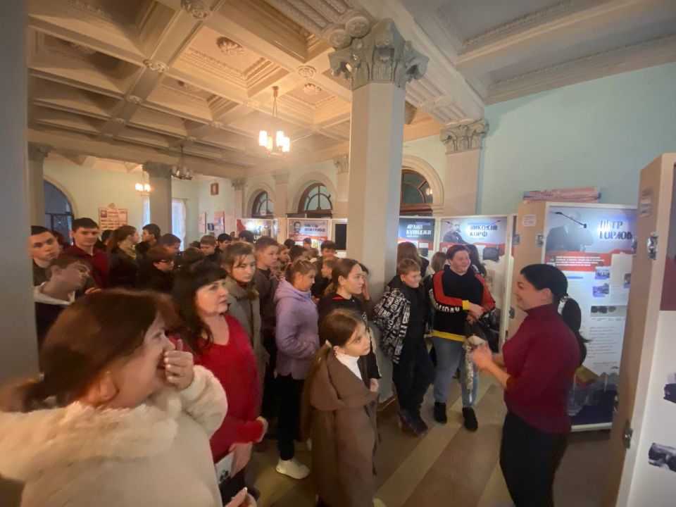27 октября 2025 г. в МБУ «Зугрэсский Городской Дворец Культуры» состоялась презентация мобильной интерактивной выставки «Великие люди Донбасса» в рамках реализации грантового проекта, созданного при поддержке Президентского... 27 октября 2025 г. в МБУ «Зугрэсский Городской Дворец Культуры» состоялась презентация мобильной интерактивной выставки «Великие люди Донбасса» в рамках реализации грантового проекта, созданного при поддержке Президентского...