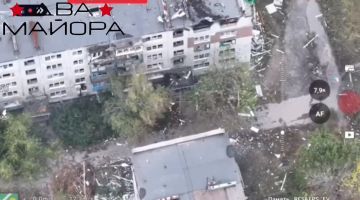 Два майора: ВСУшники в Мирнограде (Покровское направление) шарахаются с военным имуществом по многоэтажкам