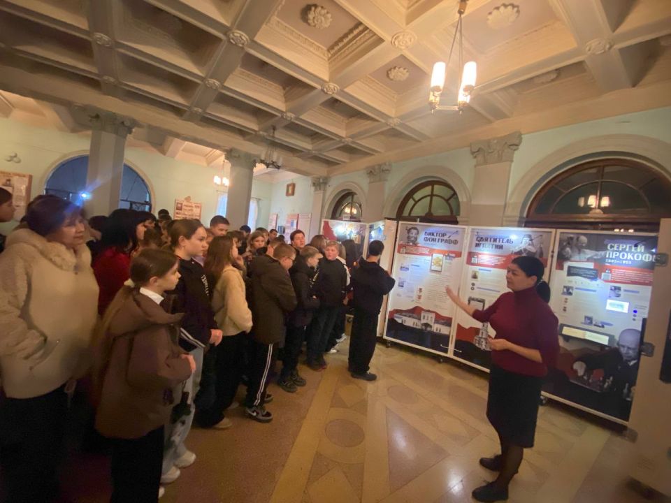 27 октября 2025 г. в МБУ «Зугрэсский Городской Дворец Культуры» состоялась презентация мобильной интерактивной выставки «Великие люди Донбасса» в рамках реализации грантового проекта, созданного при поддержке Президентского... 27 октября 2025 г. в МБУ «Зугрэсский Городской Дворец Культуры» состоялась презентация мобильной интерактивной выставки «Великие люди Донбасса» в рамках реализации грантового проекта, созданного при поддержке Президентского...