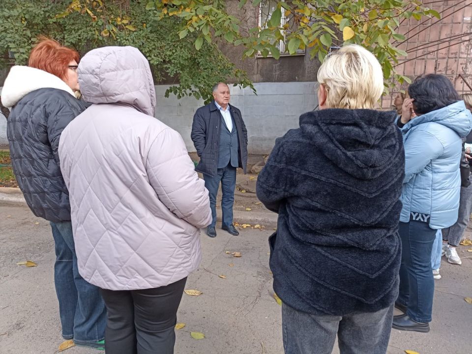 Заместитель главы администрации муниципального образования городского округа Енакиево Сергей Божик встретился с жителями по адресам: г. Енакиево, ул. 60 лет СССР, д. 19, 78, 80 Заместитель главы администрации муниципального образования городского округа Енакиево Сергей Божик встретился с жителями по адресам: г. Енакиево, ул. 60 лет СССР, д. 19, 78, 80