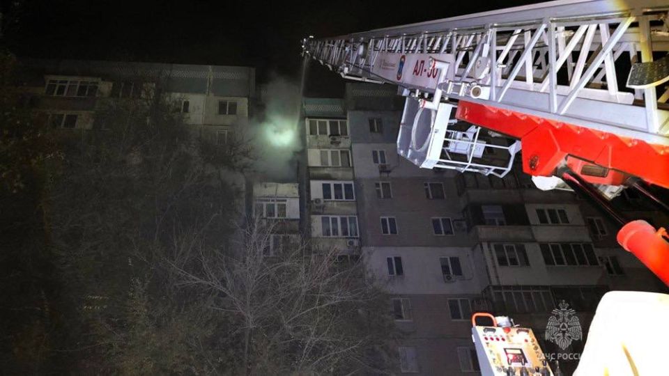 Сотрудники МЧС России ликвидировали пожар из-за атаки БПЛА в Донецке Сотрудники МЧС России ликвидировали пожар из-за атаки БПЛА в Донецке