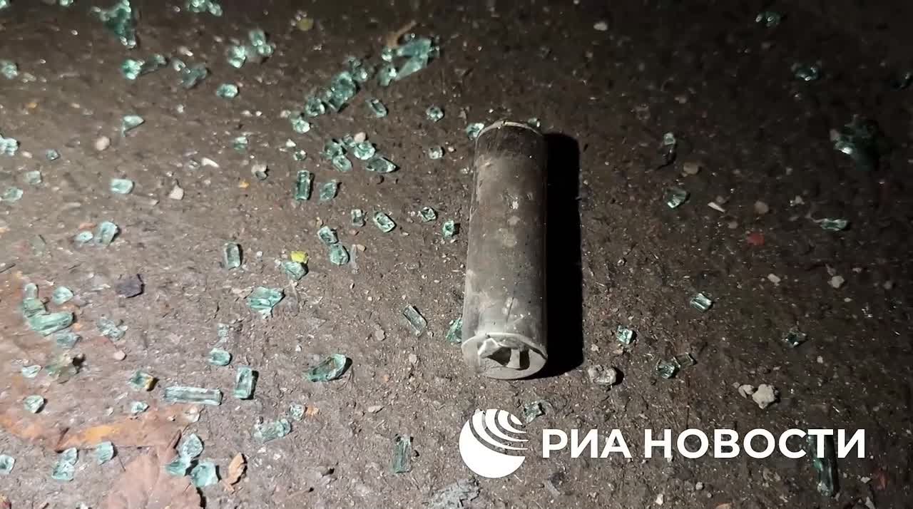 Очевидец и житель дома в Донецке, подвергшегося атаке ВСУ с помощью дрона, рассказал РИА Новости о первых минутах после взрыва между этажами