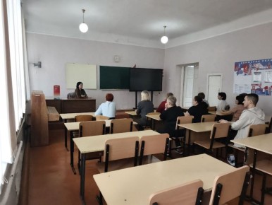 Заместитель главы муниципального образования городского округа Харцызск Виктория Рогожина провела встречу с трудовым коллективом ГБОБУ «Зугрэсская средняя школа № 10»